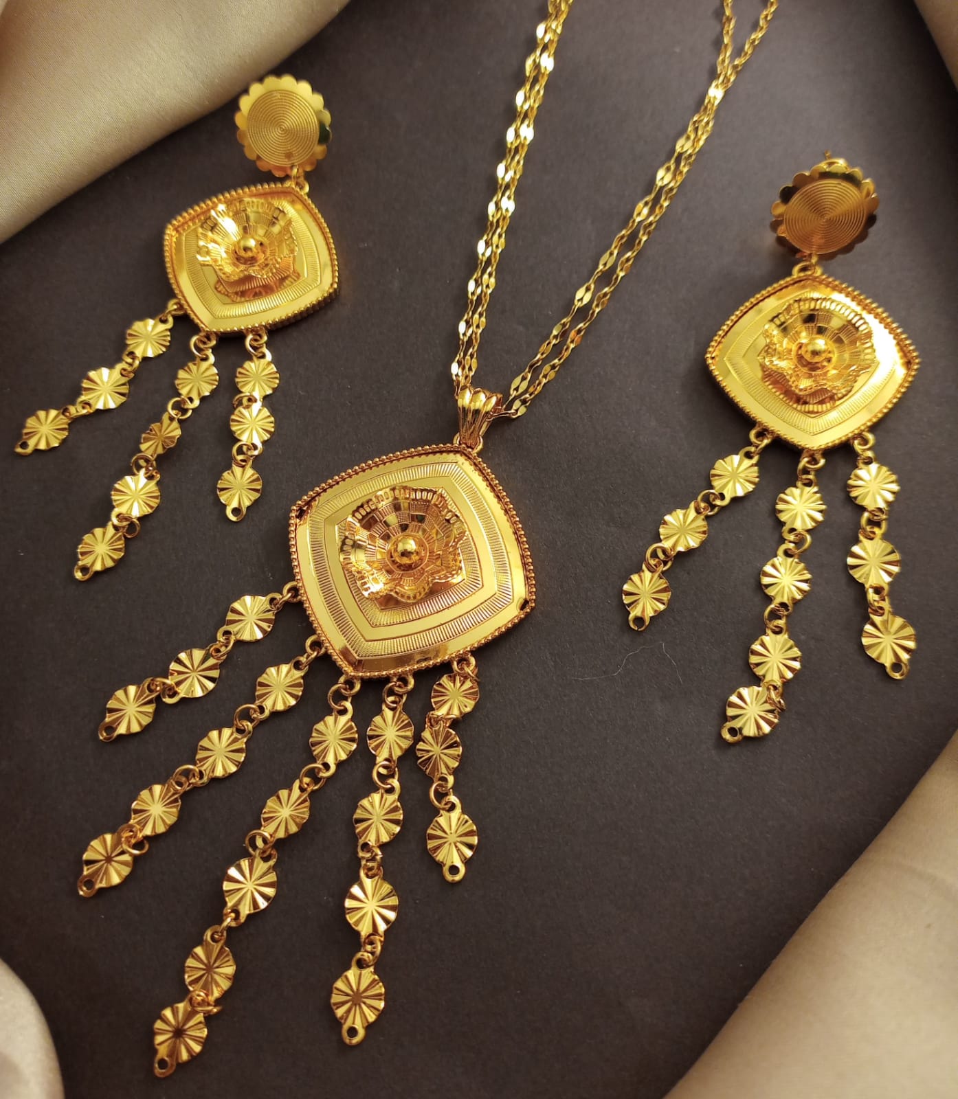 Gold polish Locket set (lt005)