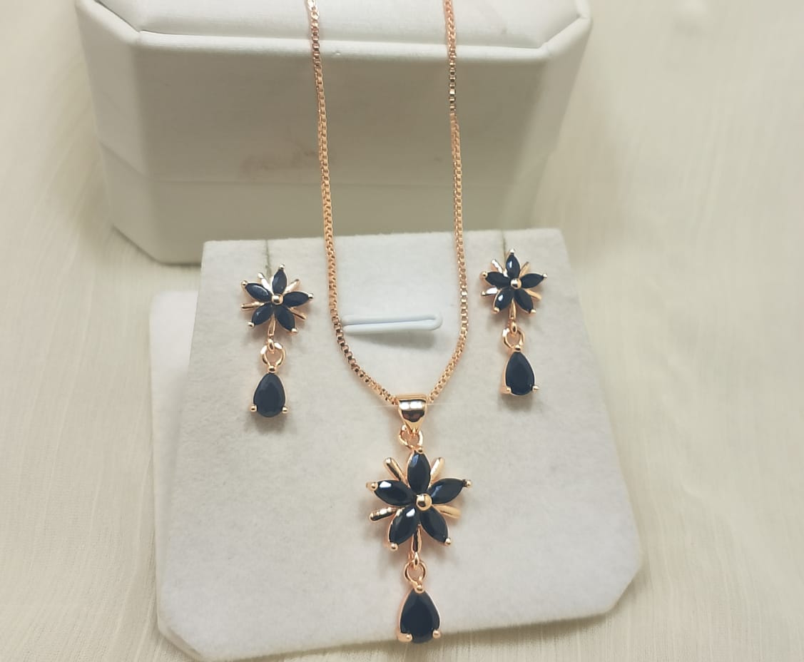 Zarcon flower style locket set