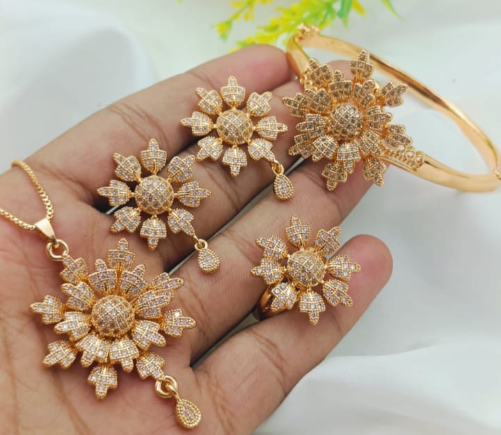 Zarcon flower style locket set
