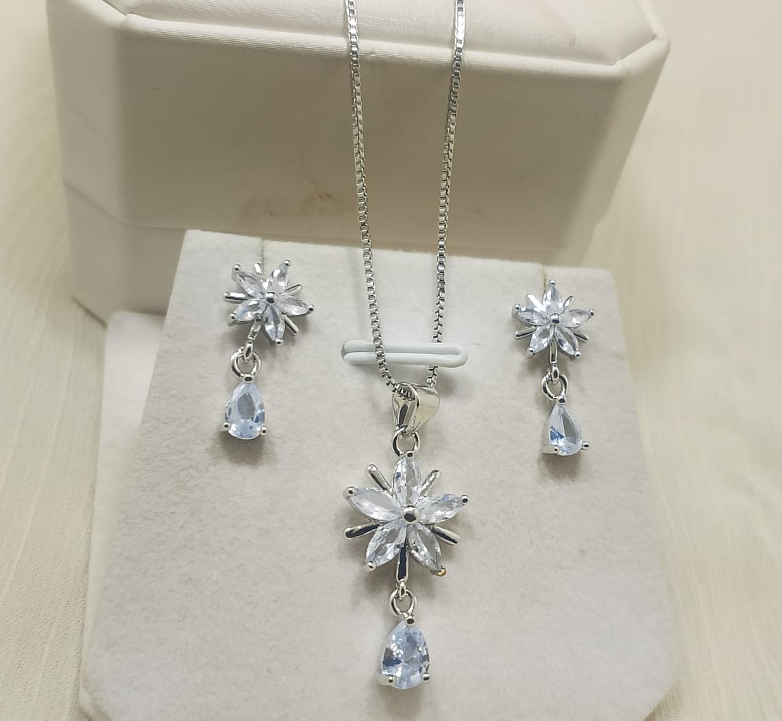 Zarcon flower style locket set