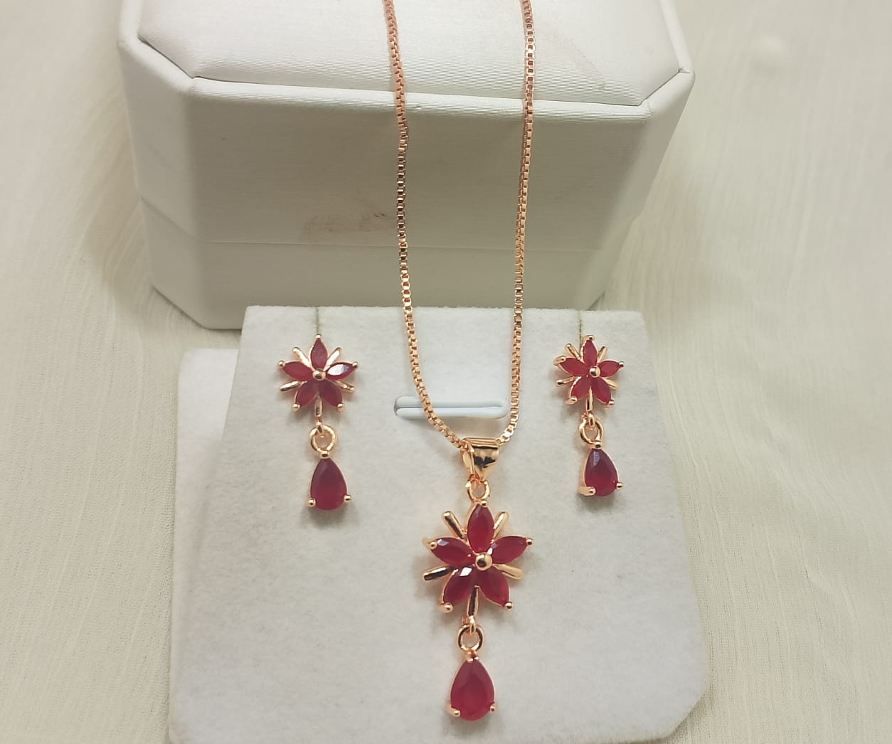 Zarcon flower style locket set